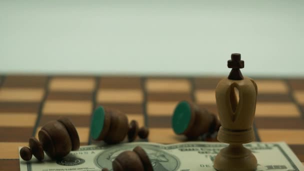 Sakk király és gyalogok egy dollár bankjegyen egy sakktáblán. — Stock videók