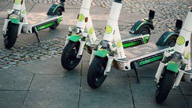 Berlin, Almanya 'da Limonlu Motorlu Elektrikli Scooterlar