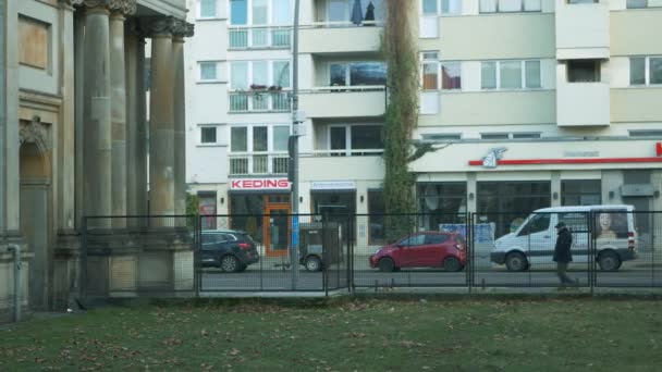 Doprava s Bvg Bus v Kleistpark v Berlíně, Německo, Slow Pan Shot — Stock video
