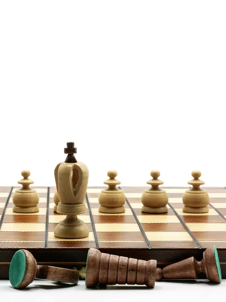 Conceito de Liderança: Pedaço de xadrez rei com peões e peças de xadrez derrotadas — Fotografia de Stock