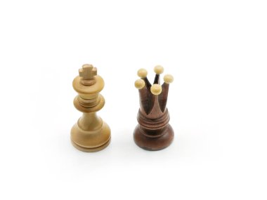 Satranç Parçaları: Beyaz Kral ve Siyah Kraliçe, izole edilmiş