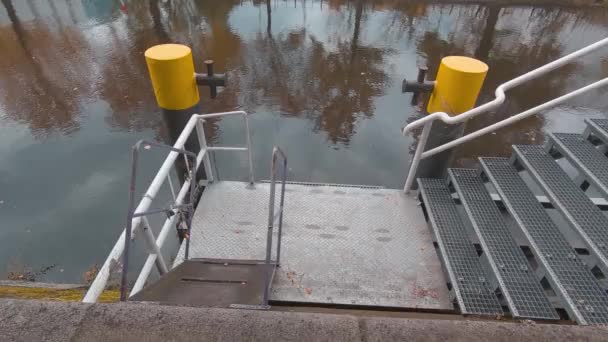 Aanlegplaats aan het kanaal in Berlijn, Duitsland — Stockvideo