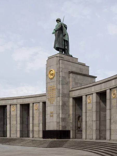 Berlin, Tiergarten 'deki Sovyet Savaş Anıtı' ndaki Sovyet Askeri Heykeli — Stok fotoğraf