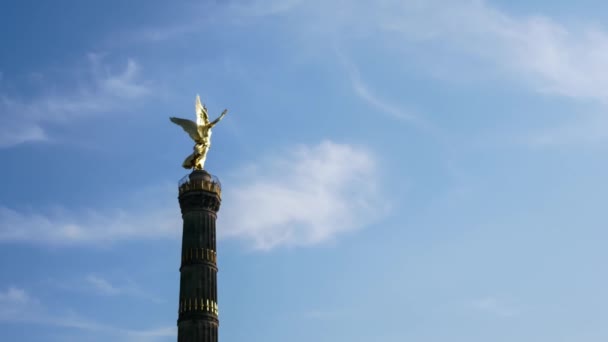 Time Lapse: La columna de la victoria en Berlín, Alemania contra un cielo azul nublado — Vídeos de Stock