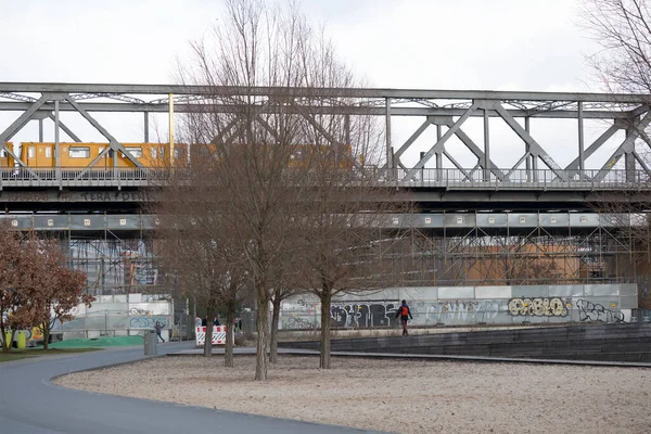 Gelbe bvg-bahn auf gleisdreieck parkbrücke in berlin, deutschland — Stockfoto