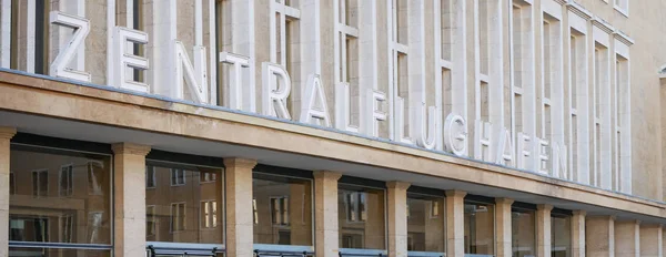 Eingang zum ehemaligen Flughafen Tempelhof, zentralflughafen, in Berlin, Deutschland — Stockfoto