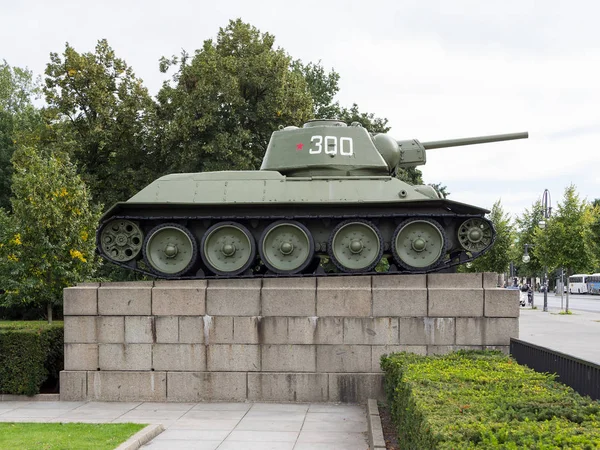 T-34 坦克在苏联战争纪念馆在柏林, 蒂尔加滕 — 图库照片