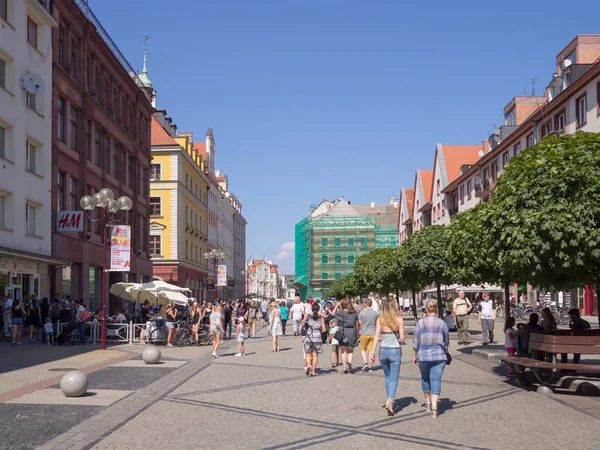 Turisté ve Vratislavi, Polsko v létě — Stock fotografie