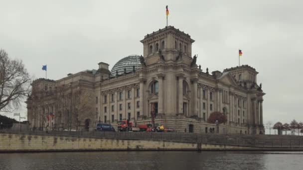 Almanya, Berlin 'deki River Spree' de Reichstag Binası — Stok video