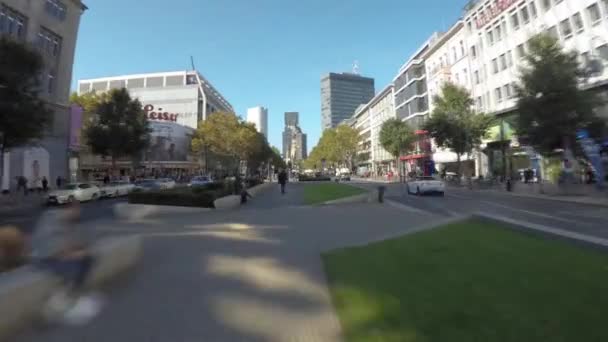 Time Lapse Walk In Famous Kurfuerstendamm Avenue i Berlin med rörelse oskärpa — Stockvideo