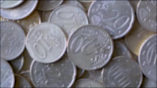 Κοντινό πλάνο των περιστρεφόμενων χρυσών κερμάτων ευρώ, θολό φόντο — Αρχείο Βίντεο