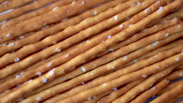 Крупный план вращающейся кучи соляных палочек, продовольственный фон — стоковое видео