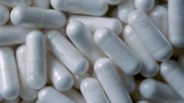 Dönen Kapsüllerin Makro Yakın çekimi, Eczane Arka Planı