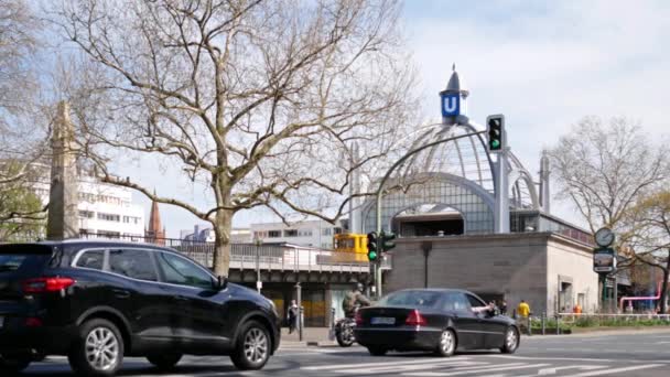 Trafik på tunnelbanestation Nollendorfplatz i Berlin, Tyskland — Stockvideo