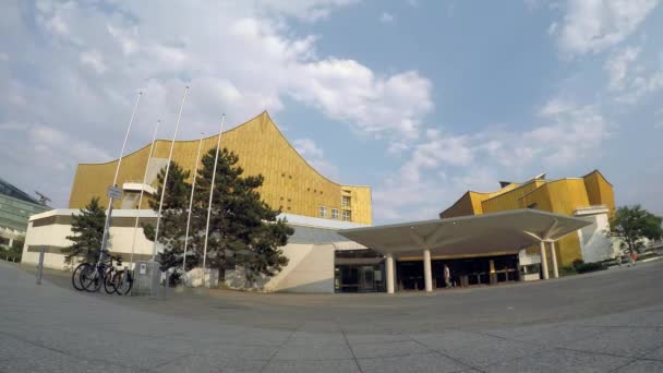 Time Lapse: A la entrada de la sala de conciertos de la Filarmónica Berlinesa en Berlín — Vídeo de stock