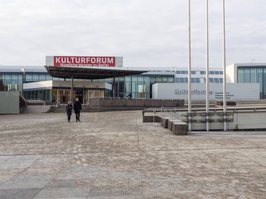 Berlin, Potsdamer Platz yakınlarındaki Kulturforum 'da Ziyaretçiler
