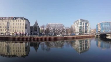 Zaman atlamalı: Spree Berlin'de tiyatro Berliner Ensemble ile Schiffbauerdamm