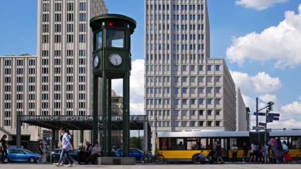夏季, 柏林著名波茨坦广场的时钟上的人和交通 — 图库视频影像