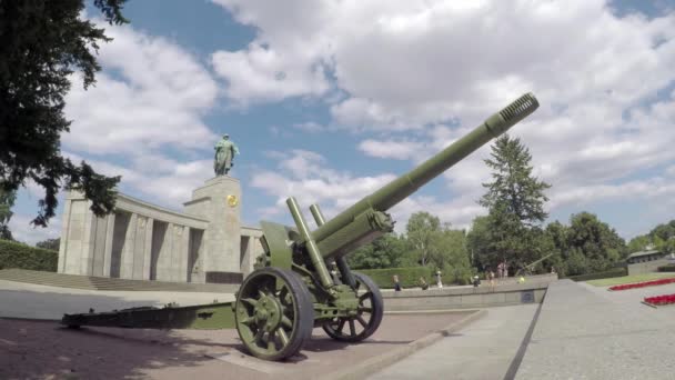 Pedaço de artilharia no Memorial da Guerra Soviética em Berlim-Tiergarten no verão — Vídeo de Stock