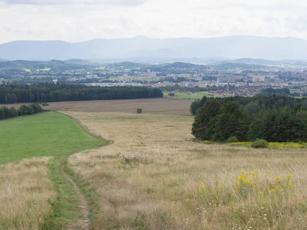 Ścieżka w przepięknym pagórkowatym krajobrazie, Jelenia Góra, Polska — Zdjęcie stockowe