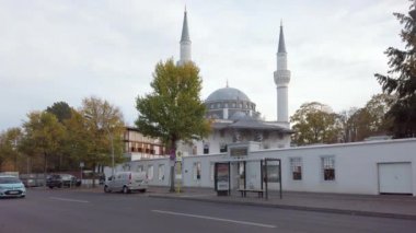 Berlin, Almanya 'daki Sehitlik Camii önünde Trafiğin Yavaş Hareketi