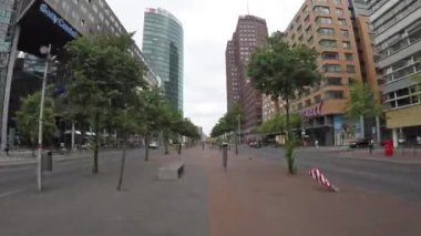 Berlin 'de yaz aylarında Potsdamer Platz' a zaman aşımı yürüyüşü