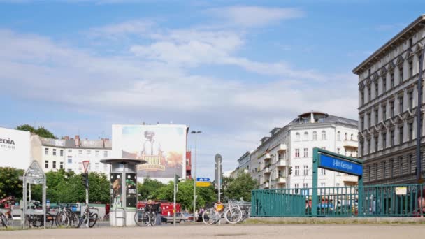 Tráfego na estação de metrô Kleistpark na cidade interna de Berlim, Alemanha — Vídeo de Stock