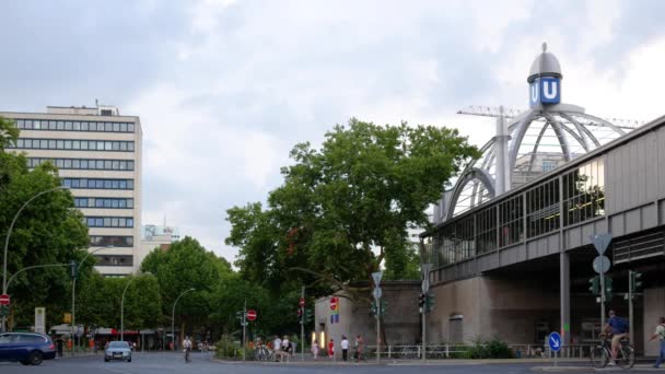 Движение на станции метро Nollendorfplatz в Берлине, Германия — стоковое видео