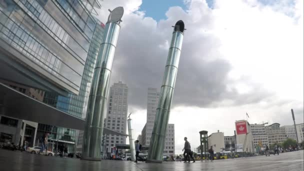 Mensen op de beroemde Potsdamer Platz in Berlijn na regen in de zomer — Stockvideo