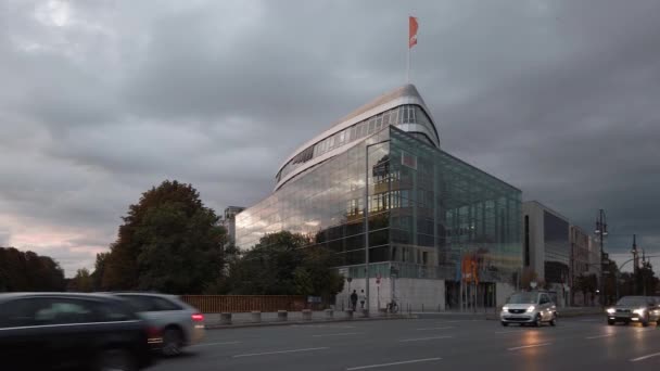 Αργή κίνηση της κυκλοφορίας μπροστά από Konrad-Adenauer-Haus στο Βερολίνο το βράδυ — Αρχείο Βίντεο