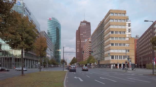 Ruch na skrzyżowaniu w pobliżu Placu Poczdamskiego w Berlinie, Niemcy Jesienią — Wideo stockowe