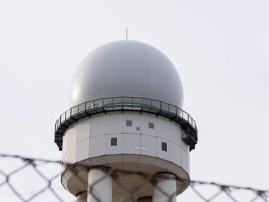 RRRP 117 Radar Kulesi Tempelhofer Feld Çitinin Arkasında, Berlin 'deki eski Tempelhof Havaalanı