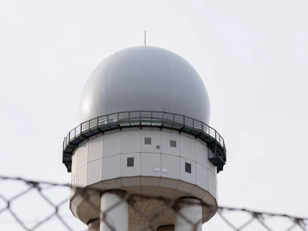 Rrp 117 Radarturm hinter einem Zaun im Tempelhofer Feld, dem ehemaligen Flughafen Tempelhof in Berlin — Stockfoto