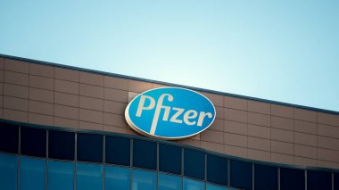Berlin 'deki Alman karargahında ilaç şirketi Pfizer' ın logosu.