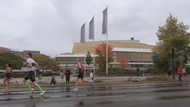 ベルリンマラソン2019の国立図書館前のランナー — ストック動画