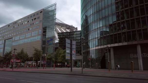 Verkeer in de buurt van Potsdamer Platz met beroemde koepel in Berlijn, Duitsland — Stockvideo
