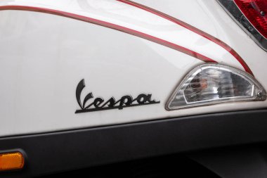 Piaggio tarafından üretilen Scooter üzerindeki Vespa logosunun yakın çekimi