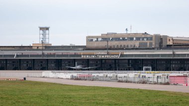 Tempelhofer Feld Kamu Parkındaki Eski Terminal Binaları, Berlin 'deki eski Tempelhof Havaalanı, Almanya