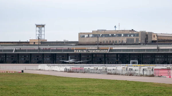 Бывшие здания терминалов в городском парке Темпельхофер Фельд, бывший аэропорт Темпельхоф в Берлине, Германия — стоковое фото
