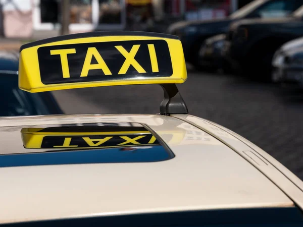 Zbliżenie niemieckiego Taxi Tab Sign In Berlin — Zdjęcie stockowe