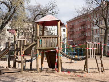 Berlin, Almanya 'da Corona Salgını nedeniyle Bariyer Teybiyle Kapalı Oyun Sahası