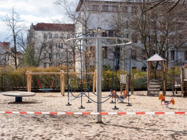 Berlin, Almanya 'da Corona Salgını nedeniyle Bariyer Teybiyle Kapalı Oyun Sahası
