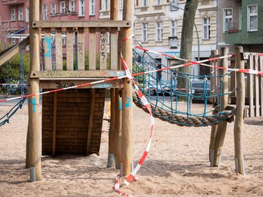 Berlin, Almanya 'da Corona Salgını nedeniyle Bariyer Teybiyle Kapalı Oyun Sahası