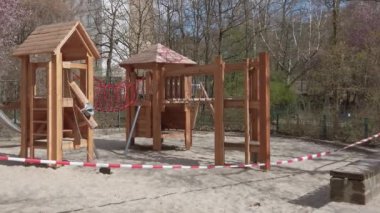 Berlin, Almanya 'da Corona Salgını nedeniyle Bariyer Teybiyle Kapalı Oyun Sahası