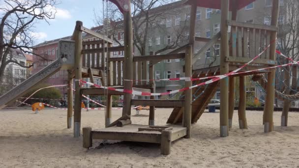 Gesloten speeltuin met barrièretape als gevolg van de Corona-pandemie in Berlijn, Duitsland — Stockvideo