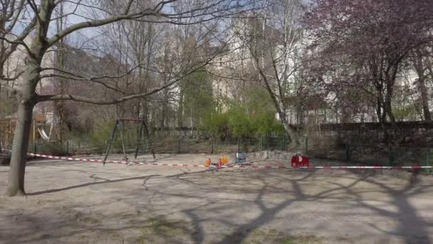 Stängd lekplats med barriärtejp på grund av Corona pandemi i Berlin, Tyskland — Stockvideo