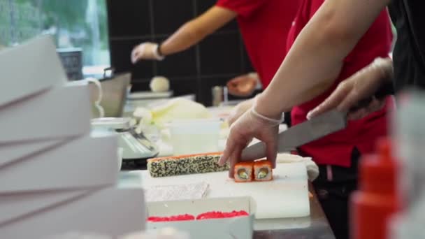 Γιαπωνέζοι Κόκκινα Μπλουζάκια Μαγειρεύουν Ρολά Sushi Πλοίαρχος Στα Γάντια Επιδέξια — Αρχείο Βίντεο