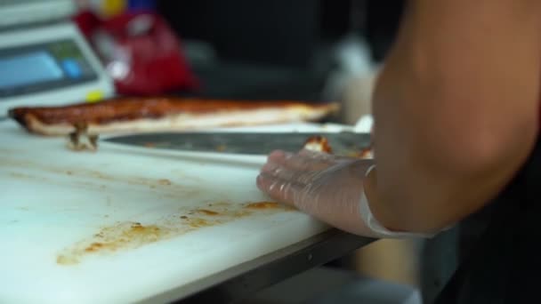 호일을 은으로 남비에 생선을 초밥을 합니다 아시아 맛있는 생선을 날카로운 — 비디오