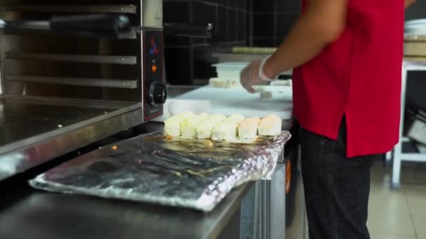 Sushi Mistrz Gotowania Smaczne Bułki Azjata Przezroczystych Sterylnych Rękawiczkach Składa — Wideo stockowe