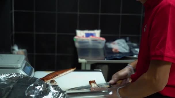 Aşçı Ustası Lezzetli Ekmekler Pişiriyor Folyolu Gümüş Metal Bir Tavada — Stok video
